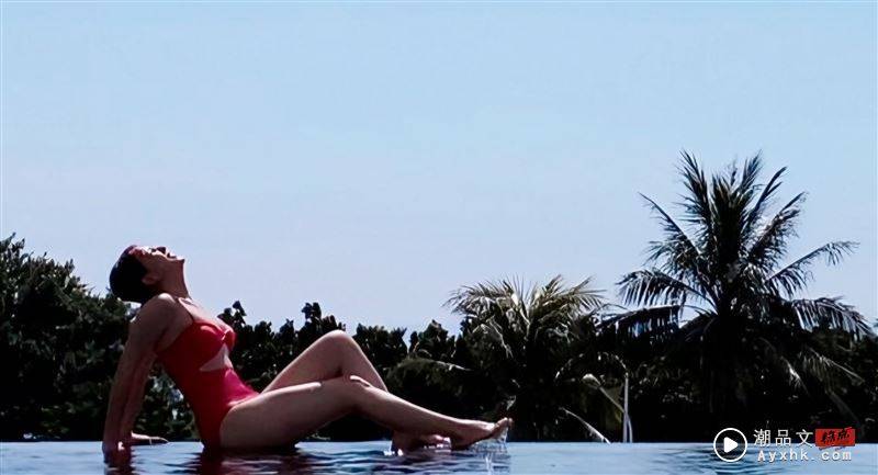 魏蔓身穿桃红色泳衣，逆光伫立与坐在无边际泳池，晒出完美身形。（图／翻摄自魏蔓 IG）
